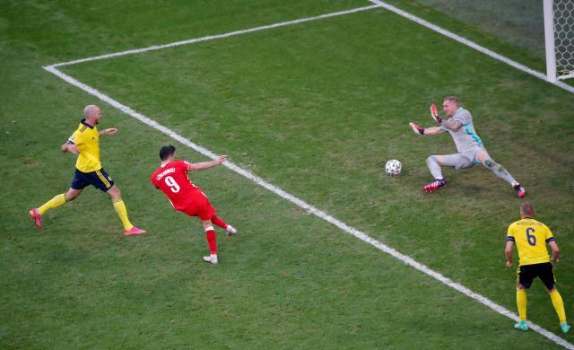 莱万昂着头告别欧洲杯 他一己之力率波兰延续希望